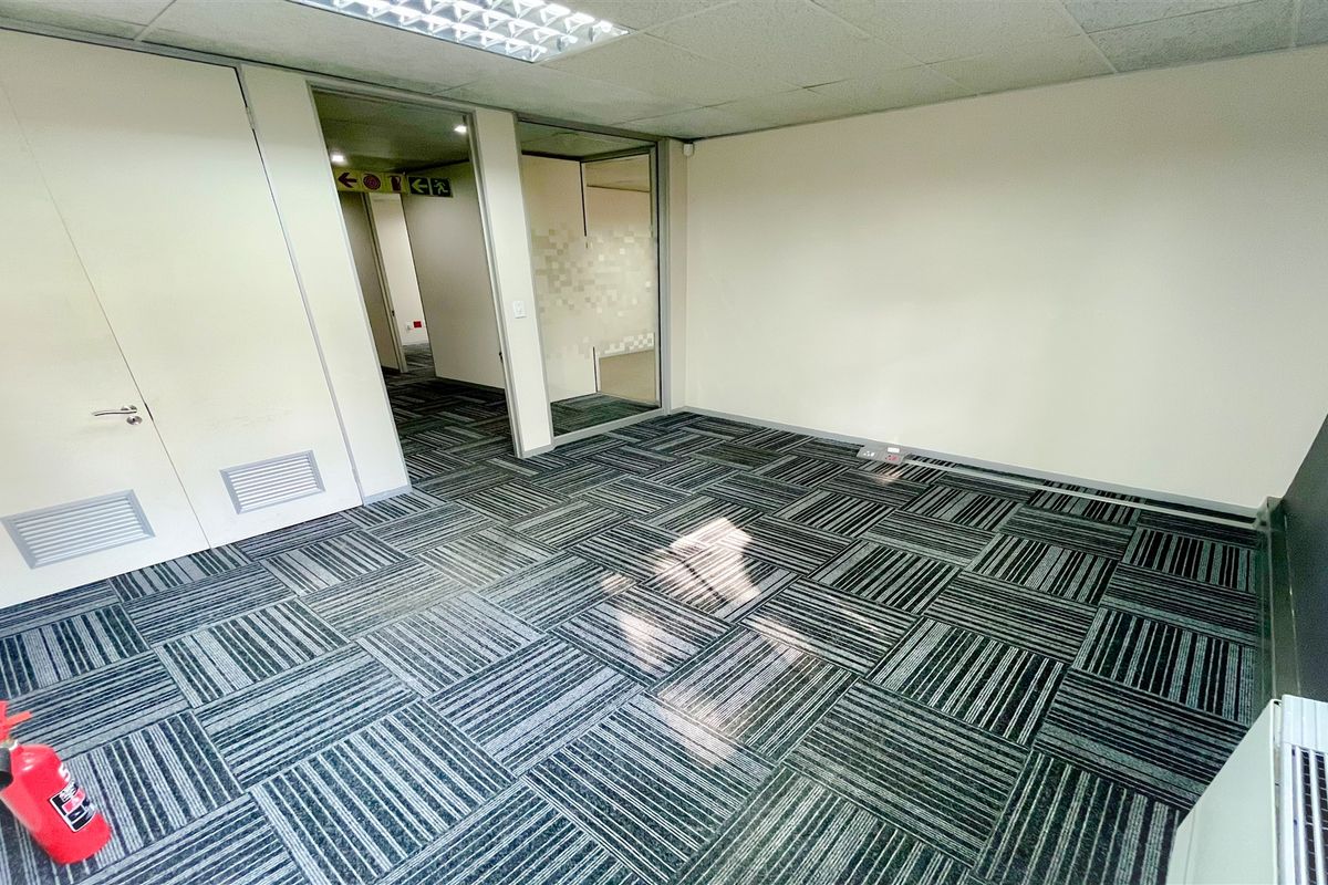 383m2 office space to let in Houghton Estate - Photo 4