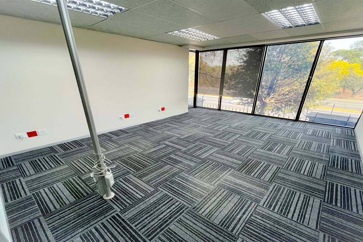 383m2 office space to let in Houghton Estate - Photo 3