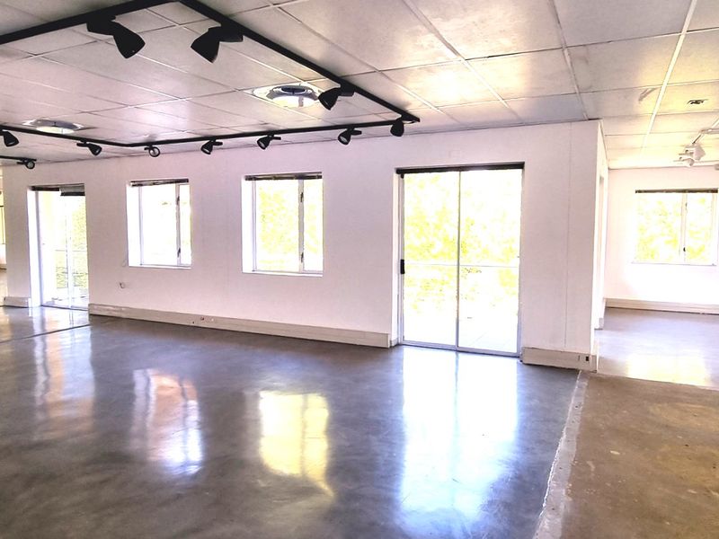 Office space to let on the 1st floor in Country Club Estate - Photo 7