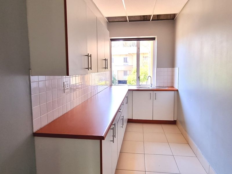 Office space to let on the 1st floor in Country Club Estate - Photo 5
