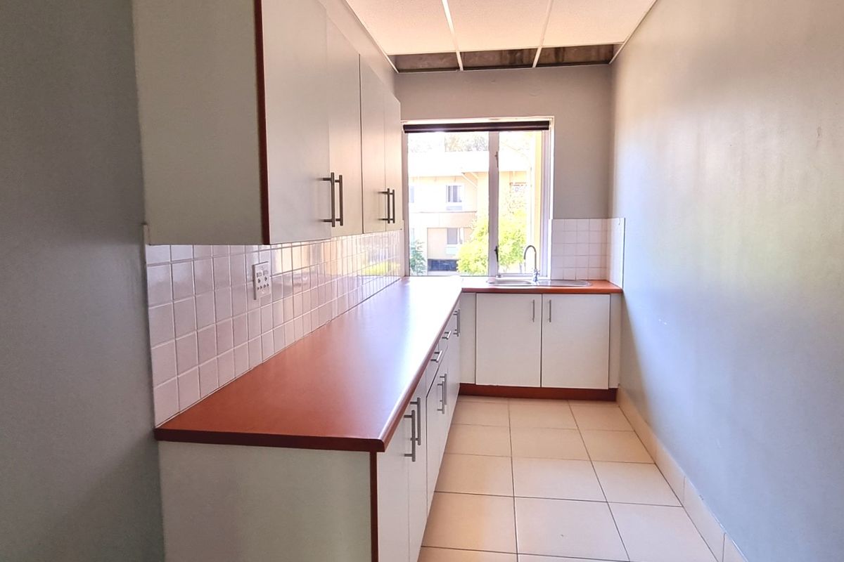 Office space to let on the 1st floor in Country Club Estate - Photo 5