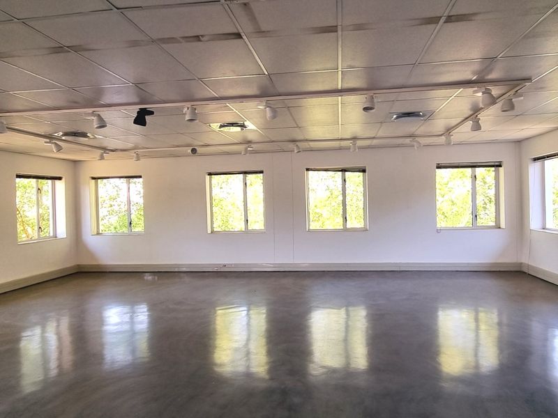 Office space to let on the 1st floor in Country Club Estate - Photo 9