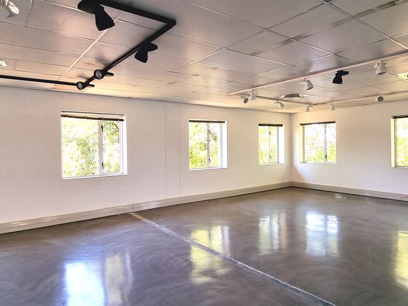 Office space to let on the 1st floor in Country Club Estate - Photo 8