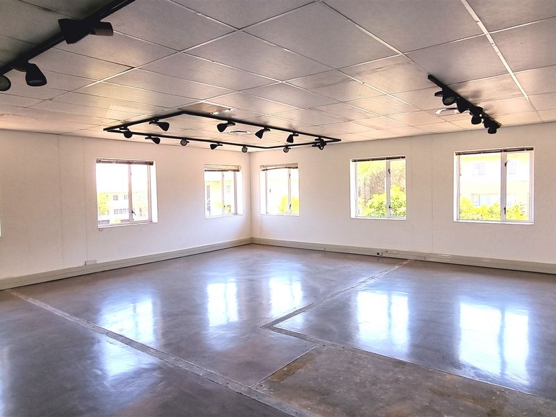 Office space to let on the 1st floor in Country Club Estate - Photo 6