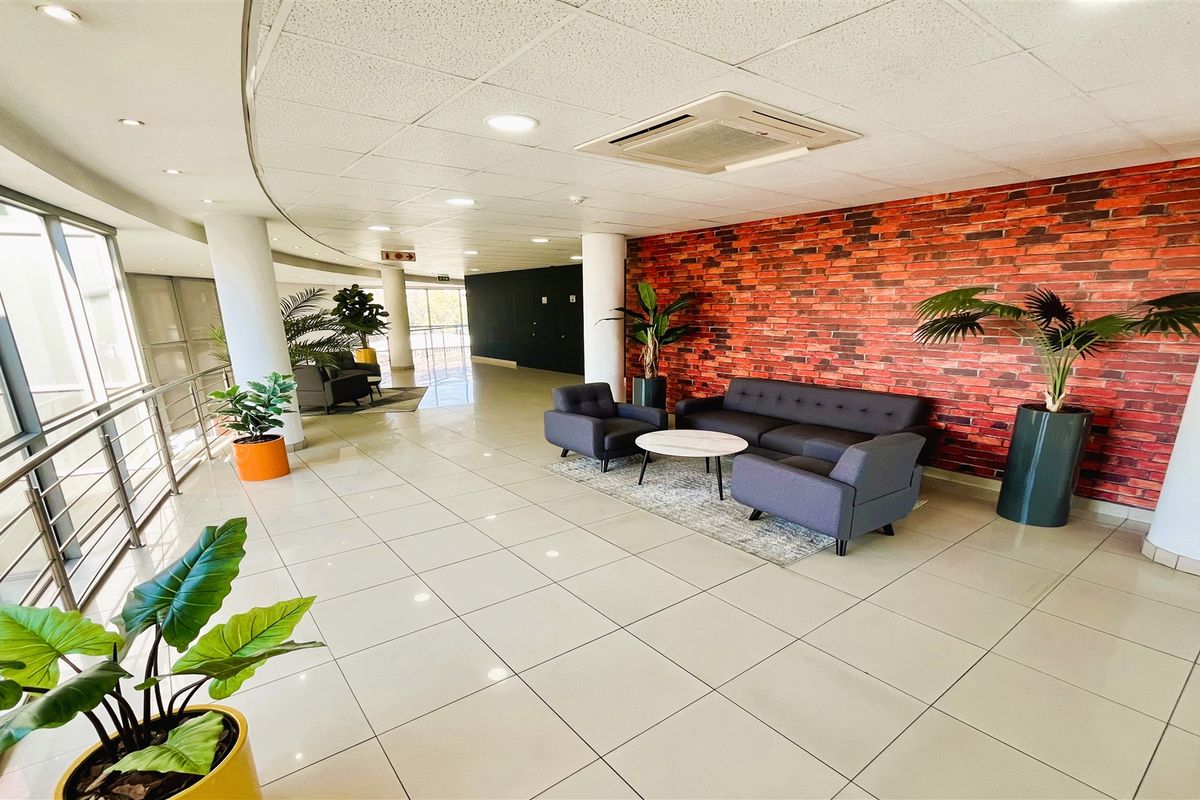 317m2 office space to let in Bedfordview - Photo 3