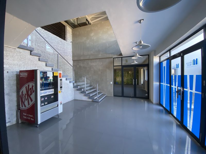 Freestanding Office building for lease and sale - Photo 3