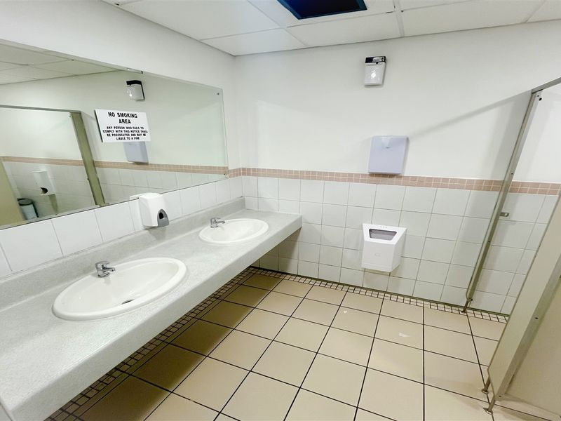 334m2 office to let in Bedfordview - Photo 9