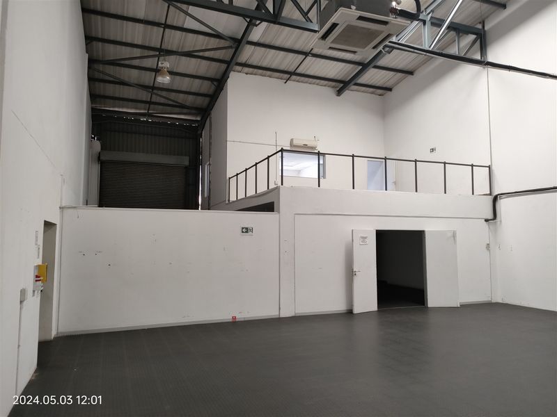 324m2  Warehouse  - TO LEASE - Photo 9