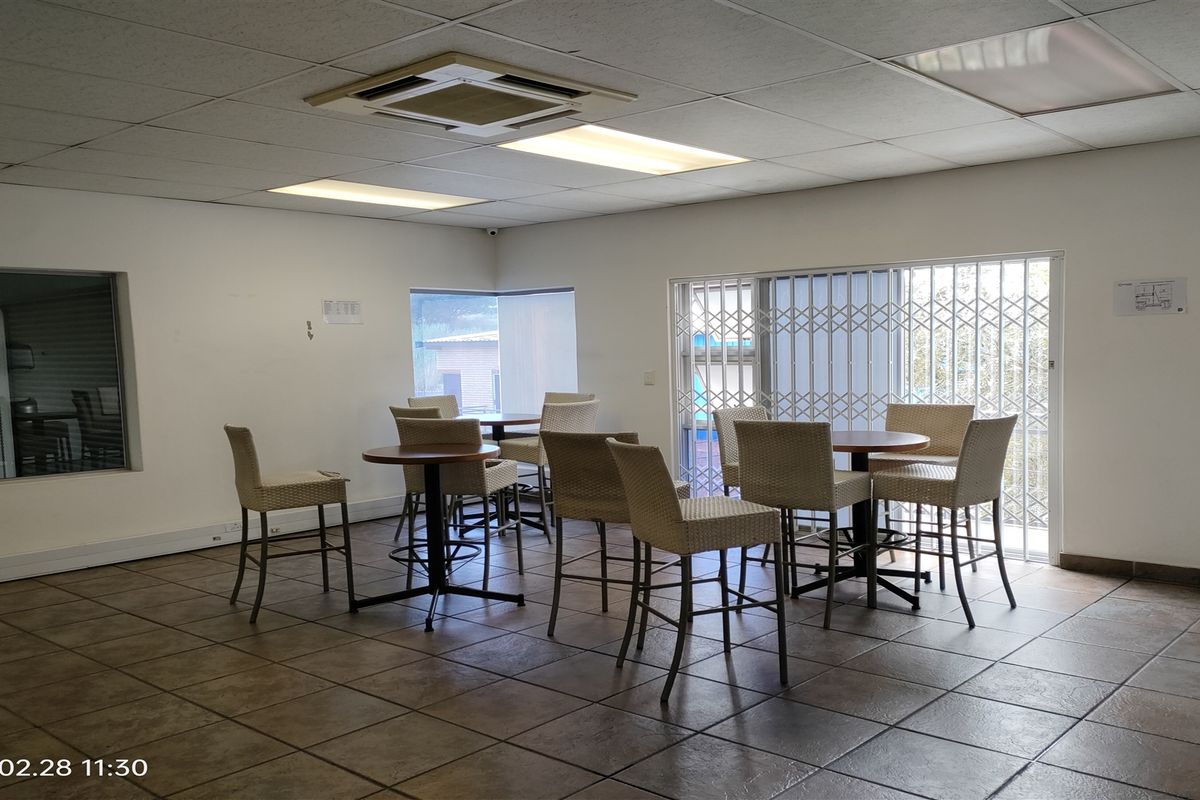 324m2  Warehouse  - TO LEASE - Photo 2