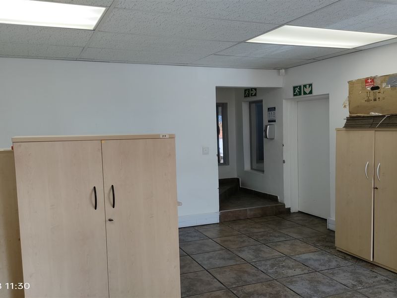 324m2  Warehouse  - TO LEASE - Photo 3