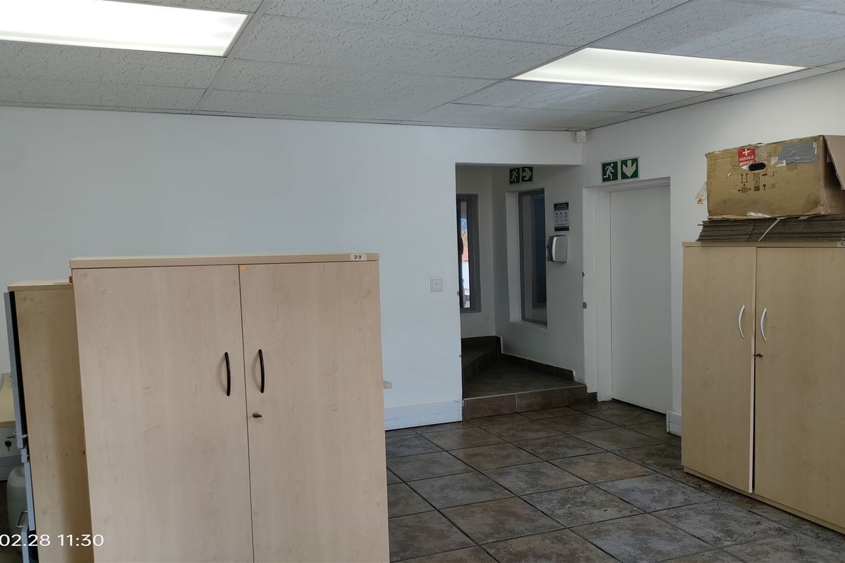324m2  Warehouse  - TO LEASE - Photo 3
