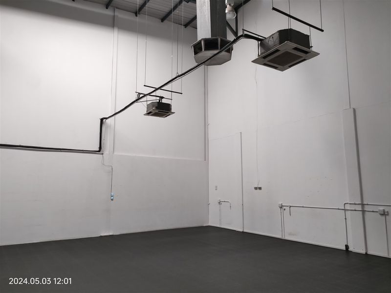 324m2  Warehouse  - TO LEASE - Photo 8