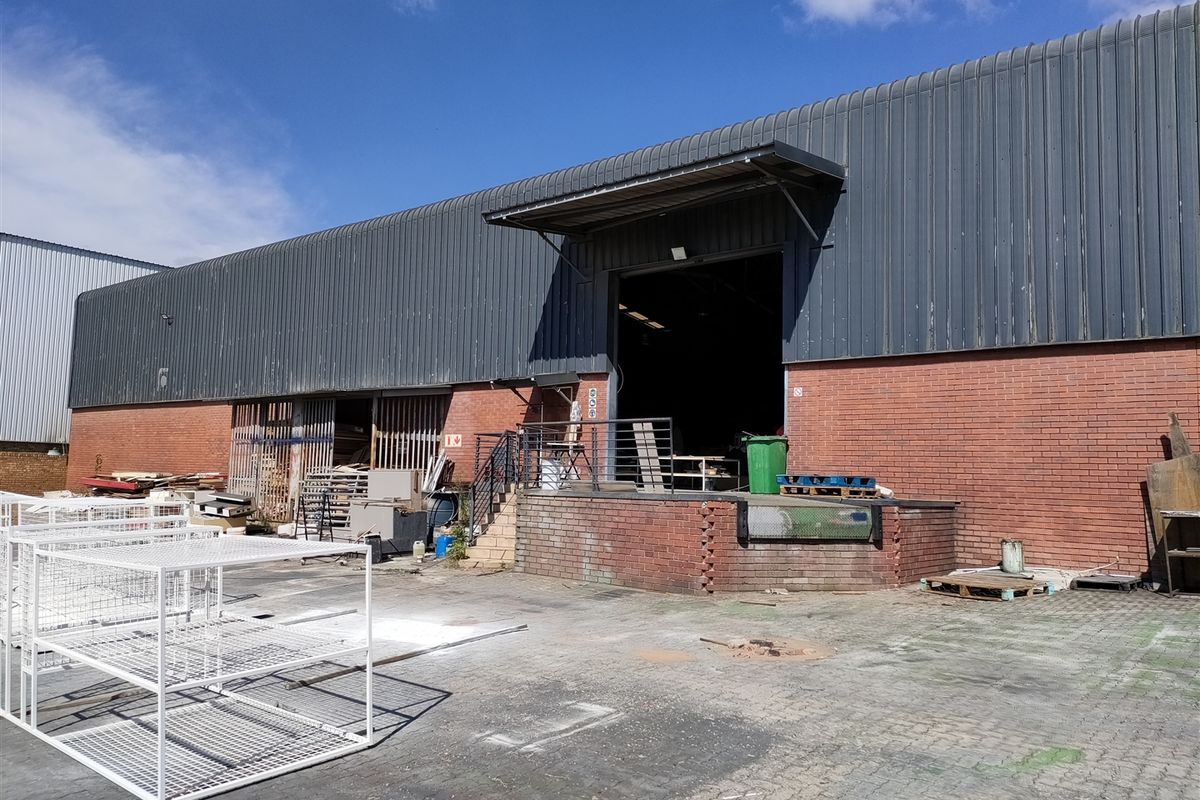 1608m2  Warehouse  - TO LEASE or FOR SALE at R7,5mn plus vat - Photo 5