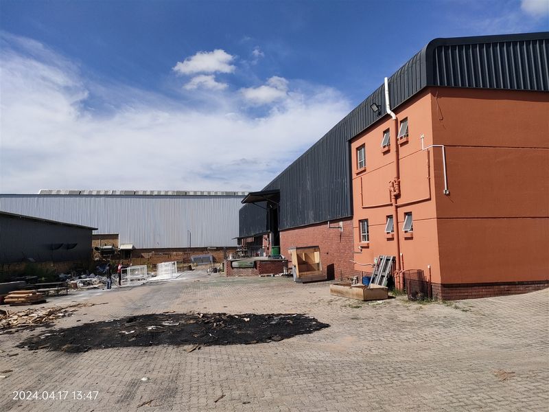 1608m2  Warehouse  - TO LEASE or FOR SALE at R7,5mn plus vat - Photo 4