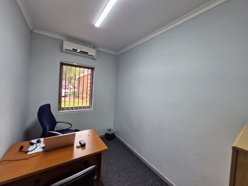 Beautiful big office space available to rent in die Hoewes - Photo 10