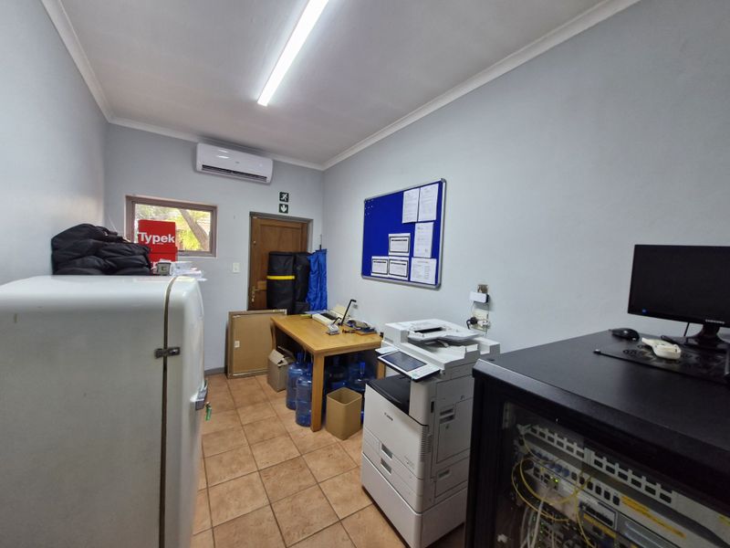 Beautiful big office space available to rent in die Hoewes - Photo 9