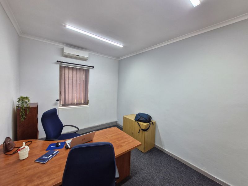 Beautiful big office space available to rent in die Hoewes - Photo 7