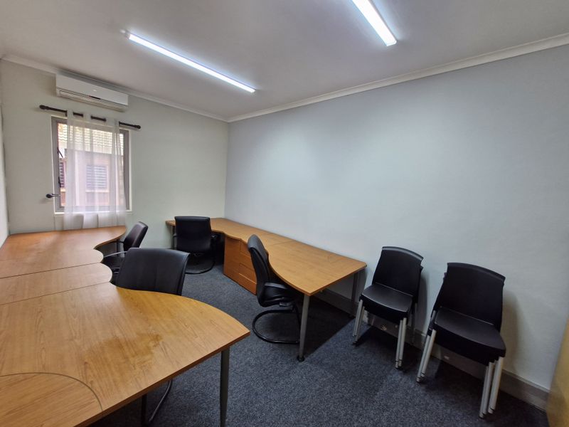 Beautiful big office space available to rent in die Hoewes - Photo 6