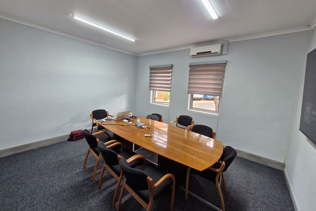 Beautiful big office space available to rent in die Hoewes - Photo 5
