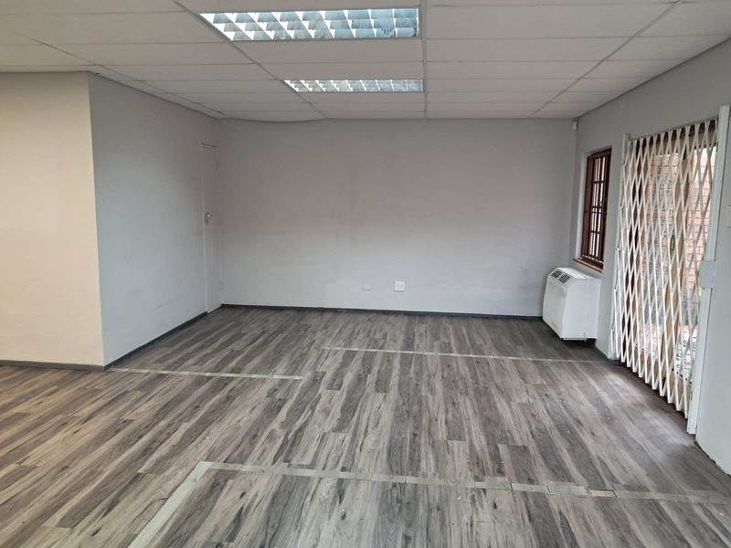 99m2 Office to let in Highveld - Photo 2