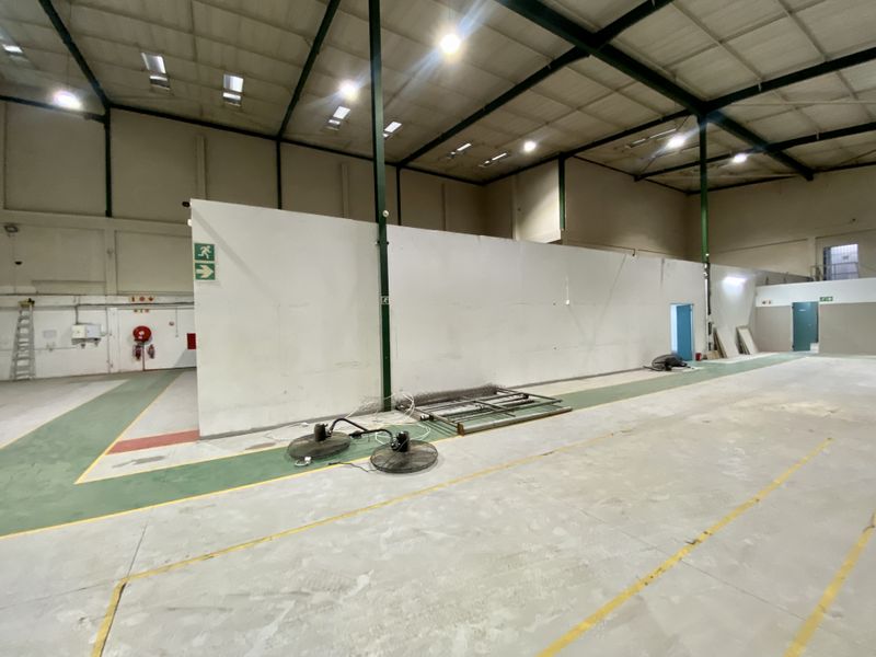 1,418m2 Prime Industrial Warehouse To Let | High-Exposure Corner Unit – Halfway House - Photo 5