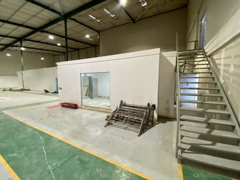 1,418m2 Prime Industrial Warehouse To Let | High-Exposure Corner Unit – Halfway House - Photo 2