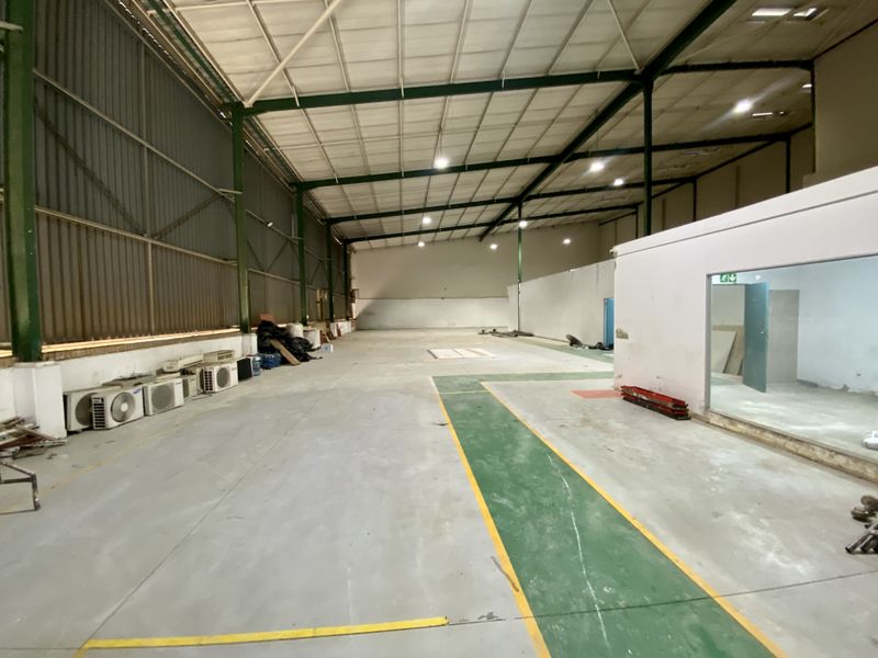 1,418m2 Prime Industrial Warehouse To Let | High-Exposure Corner Unit – Halfway House - Photo 3