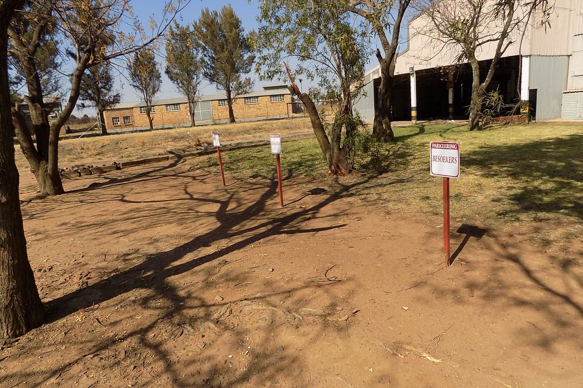 Building for sale near town - Photo 3