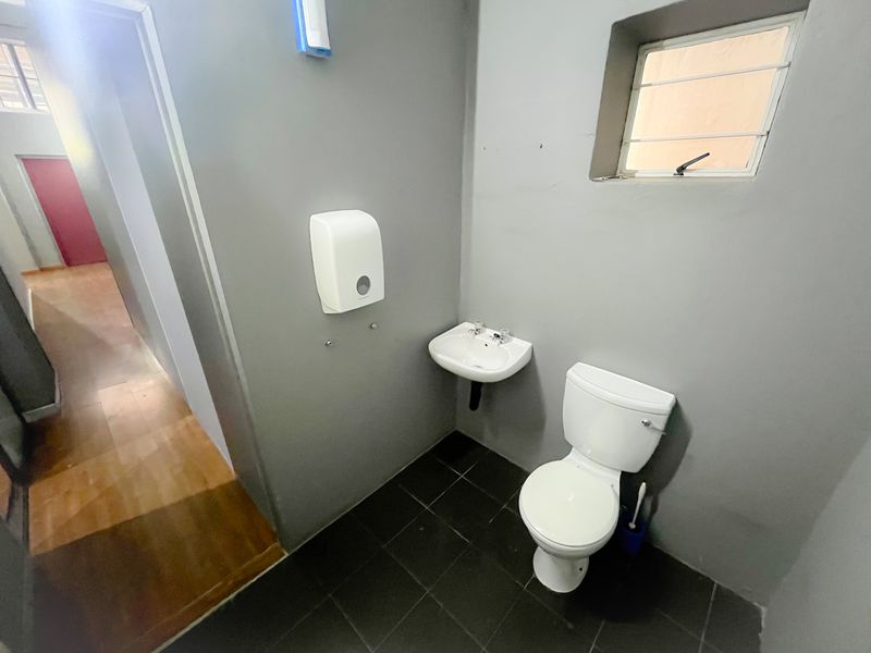 120m2 office space to let in Braamfontein Werf - Photo 7