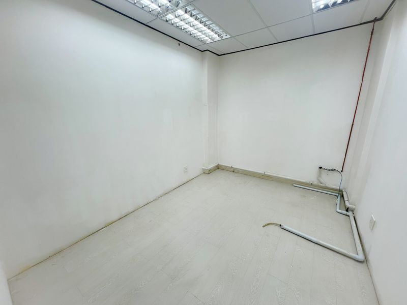 120m2 office space to let in Braamfontein Werf - Photo 3