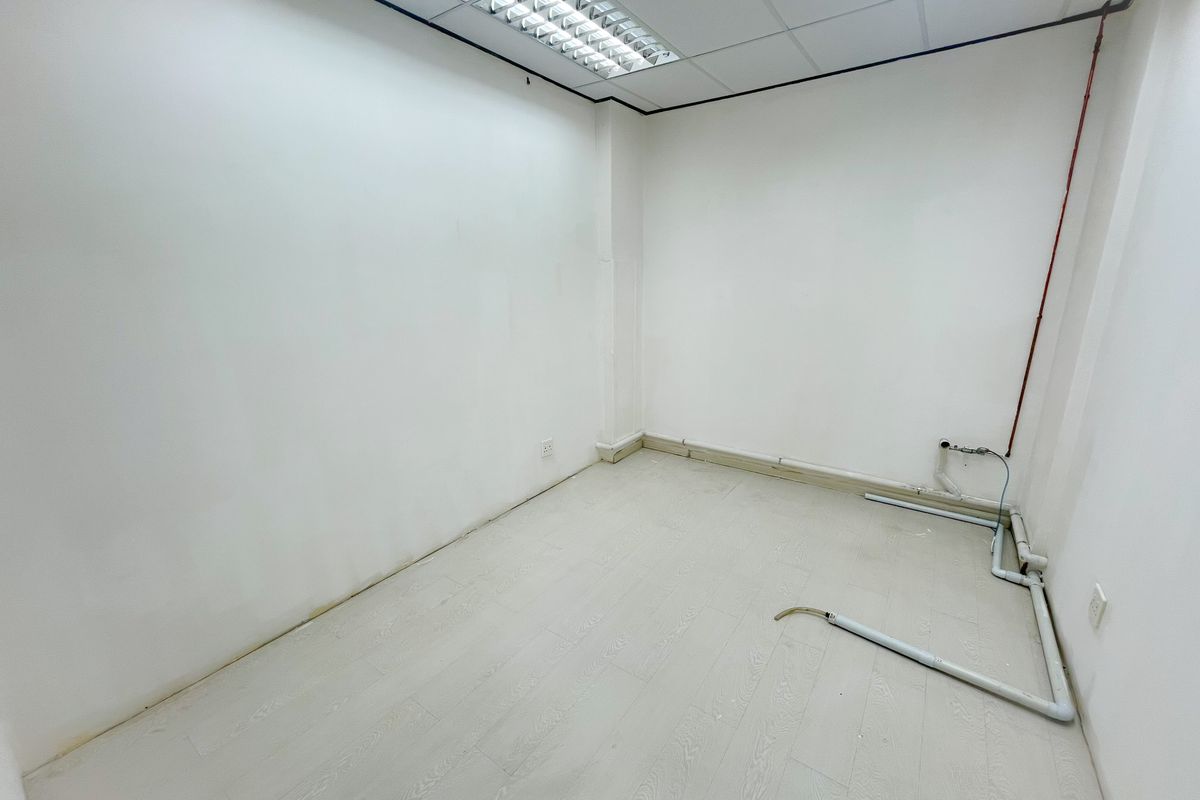 120m2 office space to let in Braamfontein Werf - Photo 3