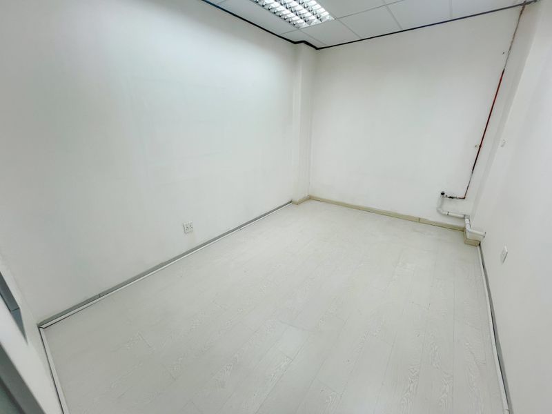 120m2 office space to let in Braamfontein Werf - Photo 5