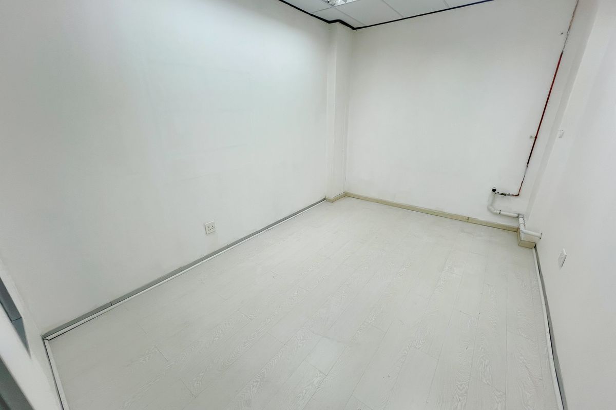 120m2 office space to let in Braamfontein Werf - Photo 5