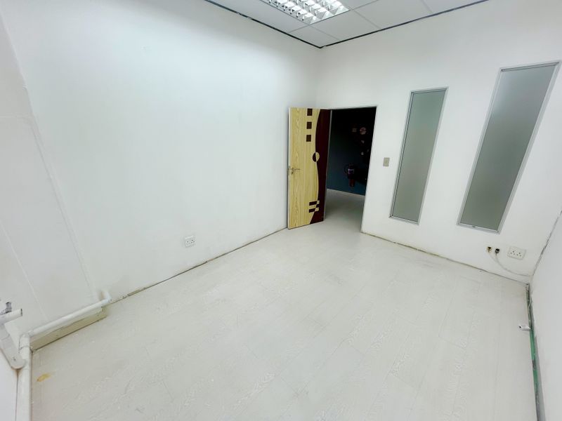120m2 office space to let in Braamfontein Werf - Photo 4