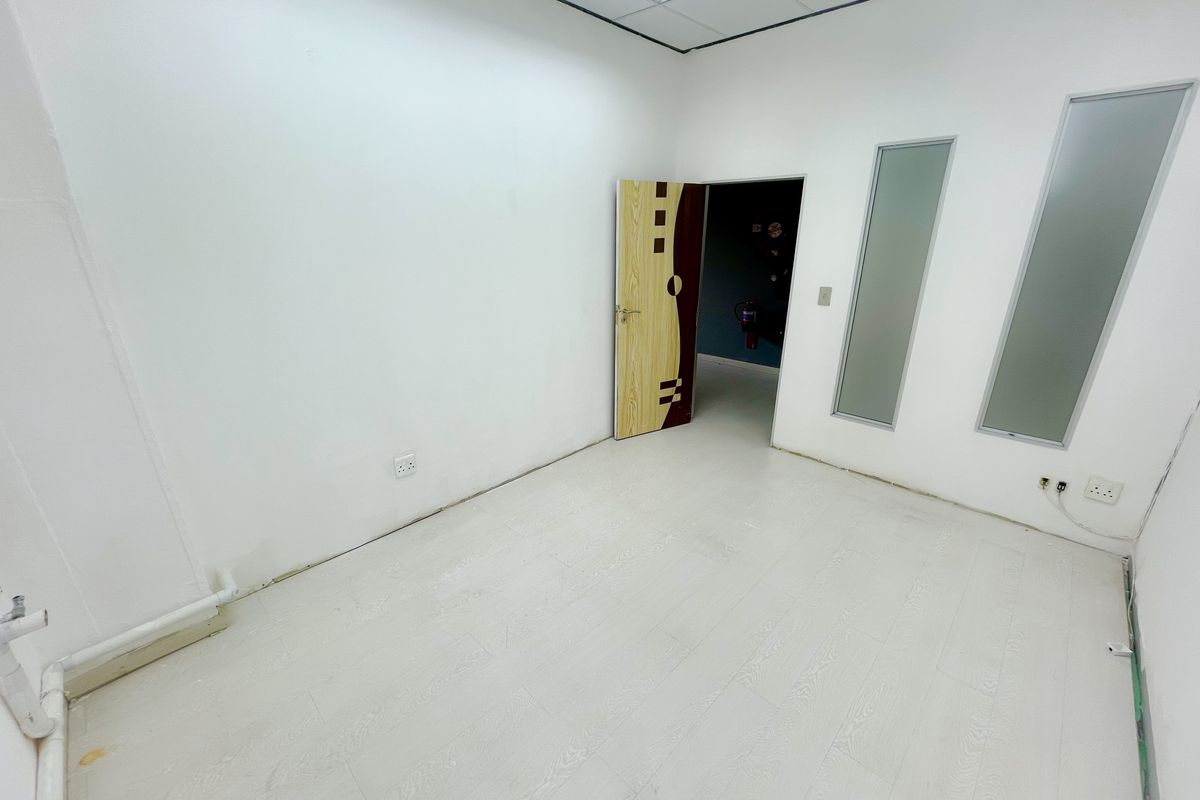 120m2 office space to let in Braamfontein Werf - Photo 4