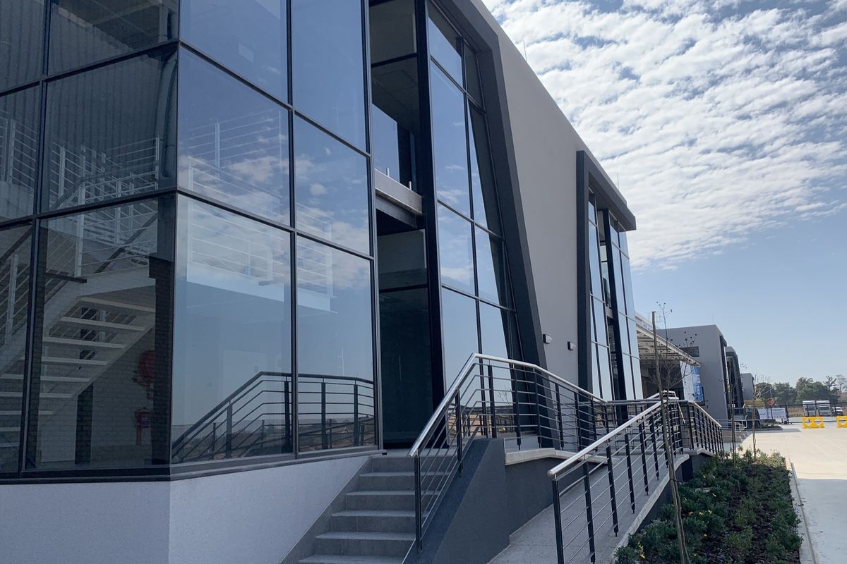 Warehouse to let in Airport Park - Photo 3