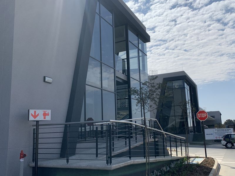 Sate of the art industrial unit to let in Airport Park - Photo 4