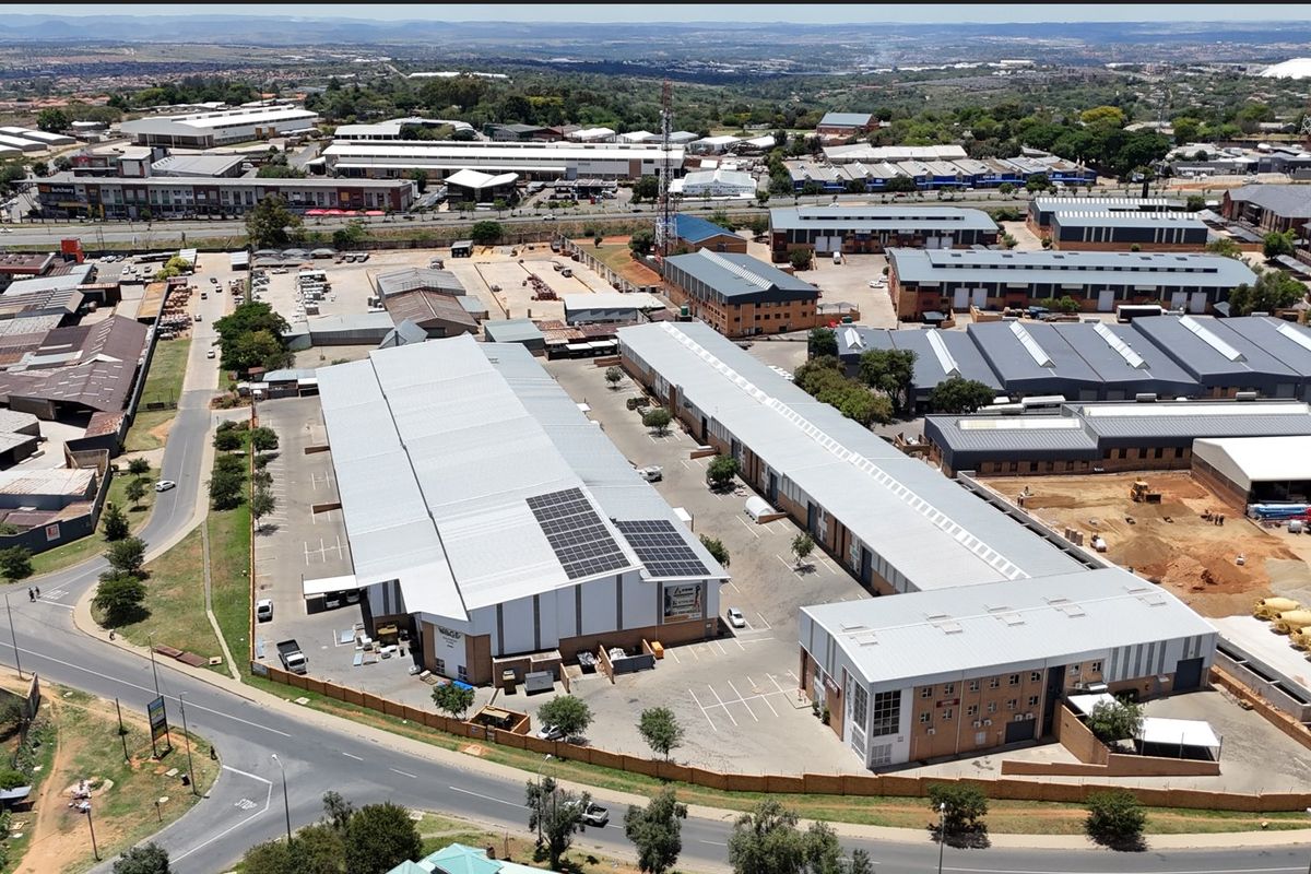 961m2  Warehouse  - TO LEASE - Photo 2