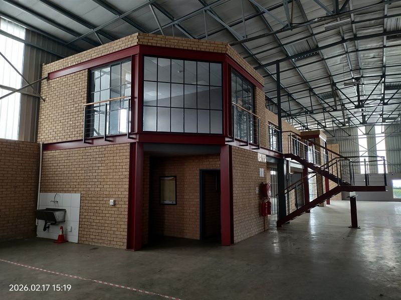 961m2  Warehouse  - TO LEASE - Photo 3