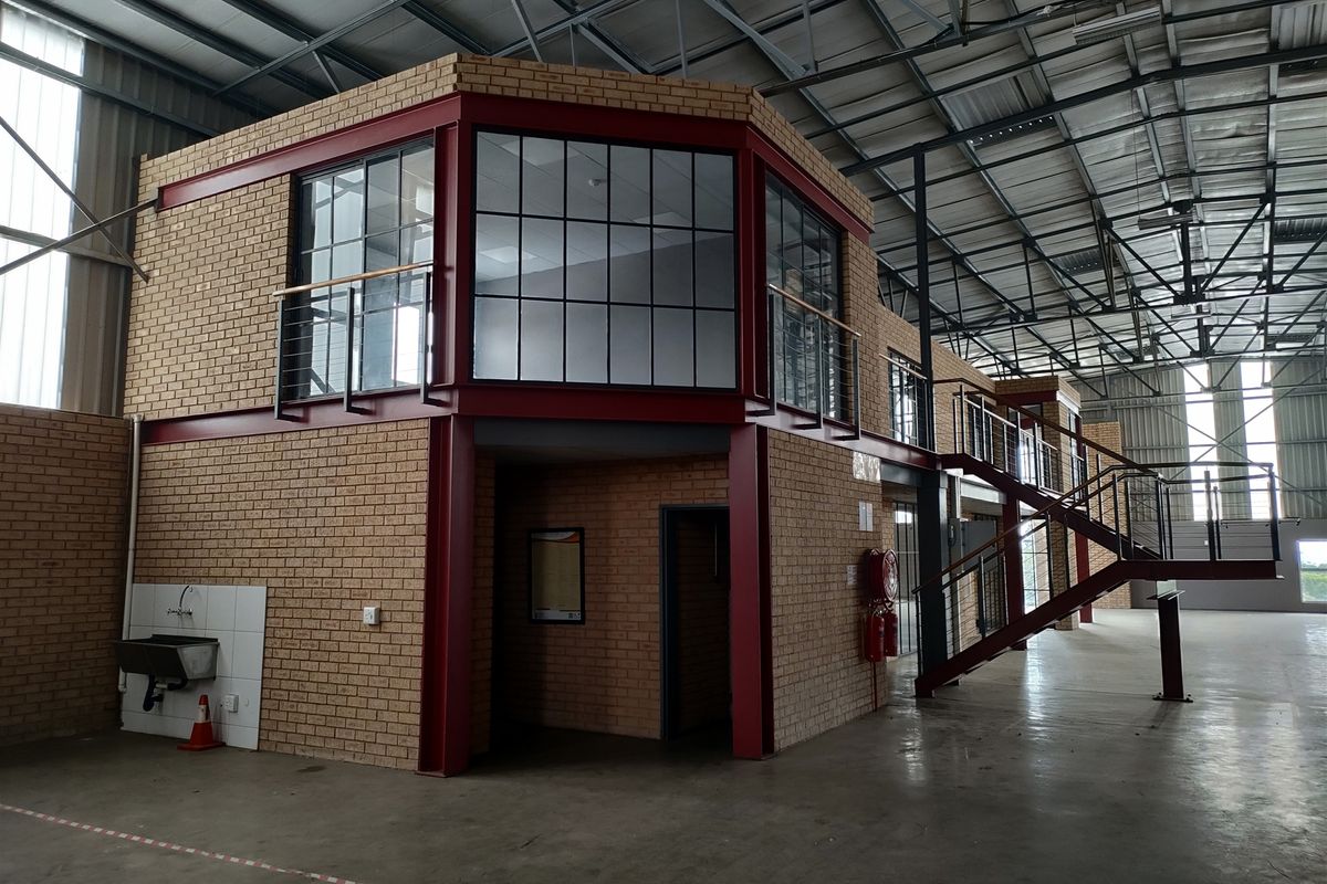 961m2  Warehouse  - TO LEASE - Photo 3