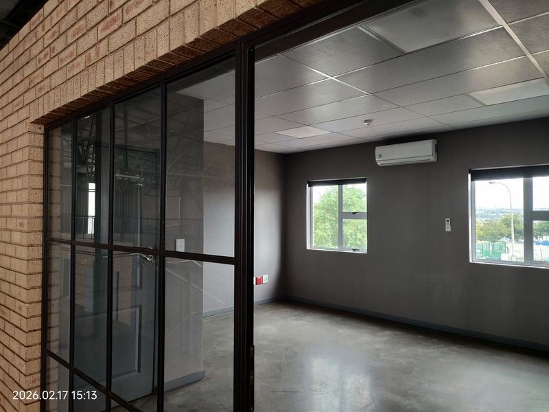 961m2  Warehouse  - TO LEASE - Photo 7