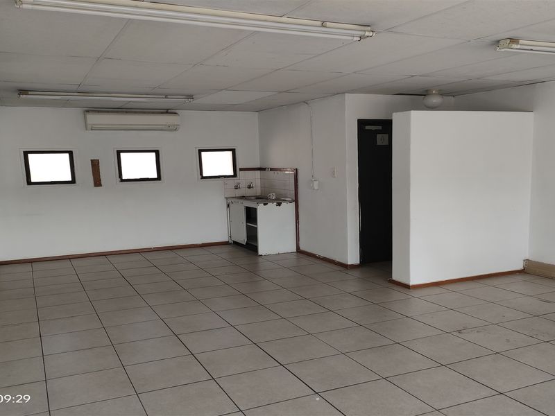 282m2  Warehouse  - TO LEASE - Photo 2