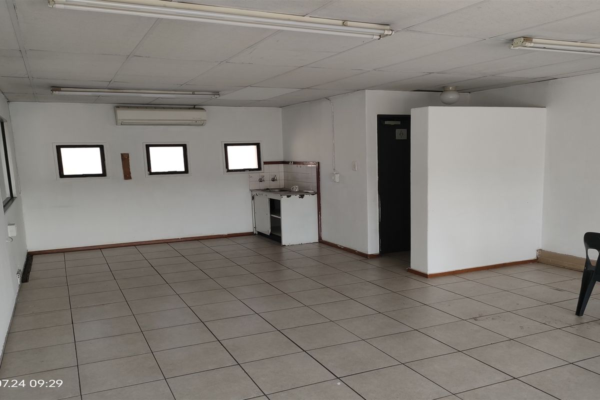 282m2  Warehouse  - TO LEASE - Photo 2