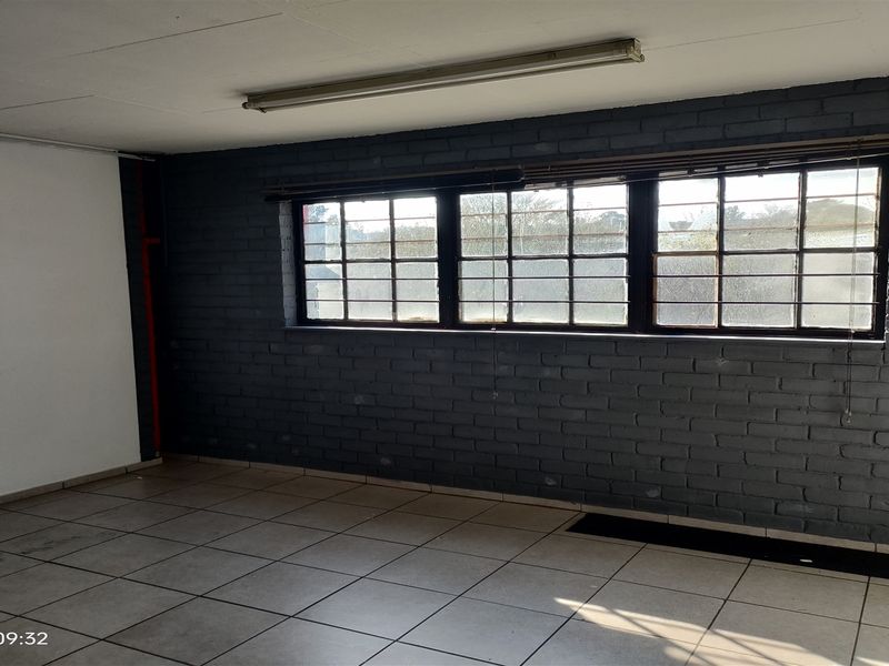 282m2  Warehouse  - TO LEASE - Photo 4