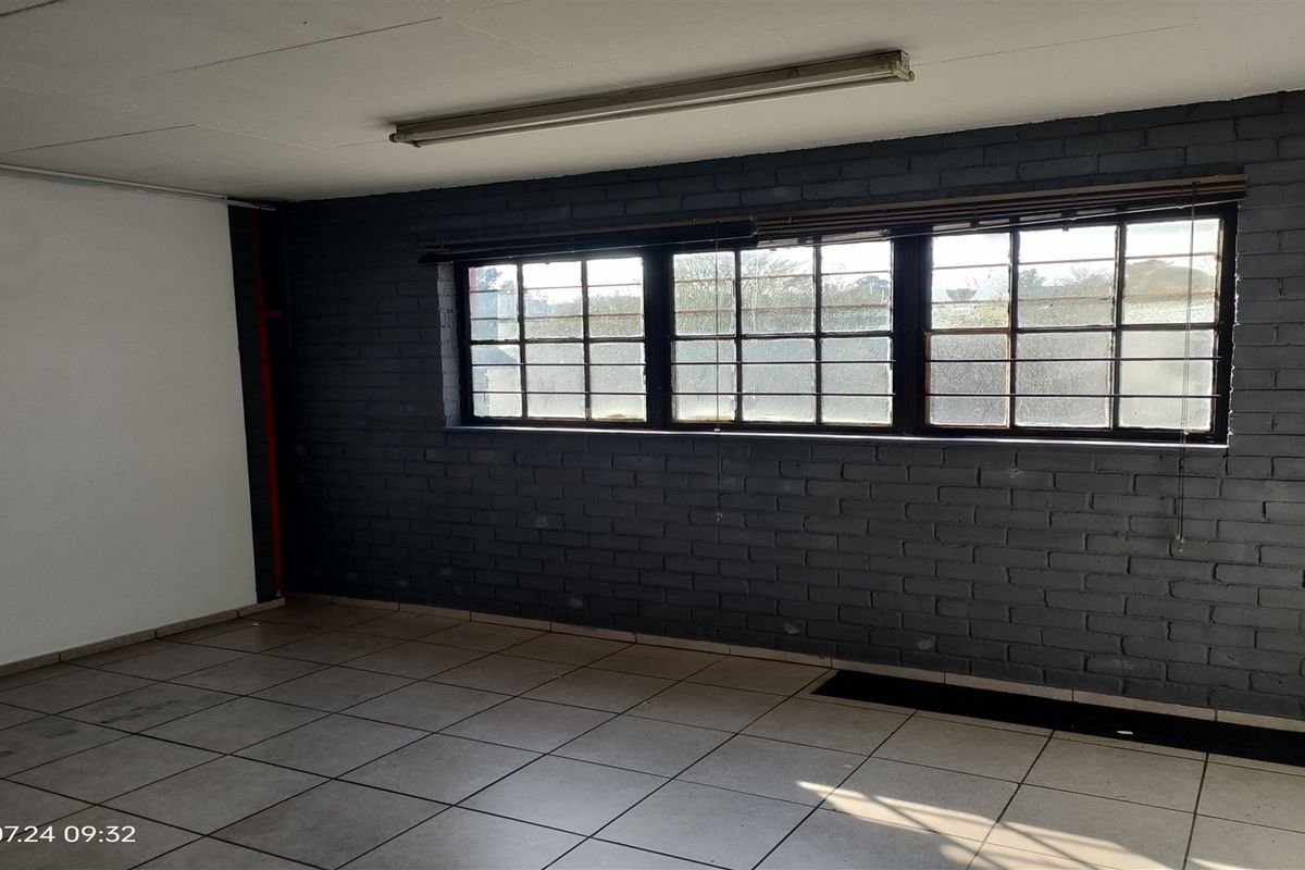 282m2  Warehouse  - TO LEASE - Photo 4