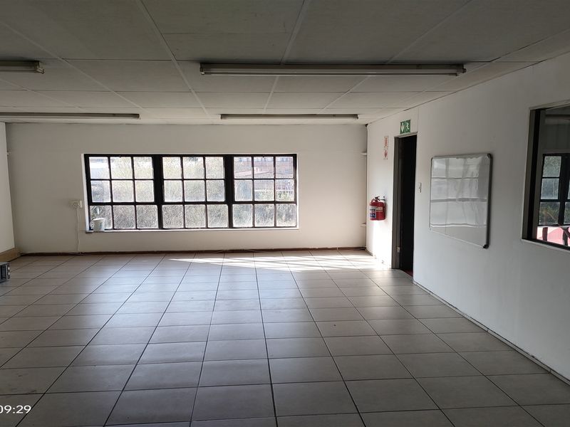 282m2  Warehouse  - TO LEASE - Photo 3