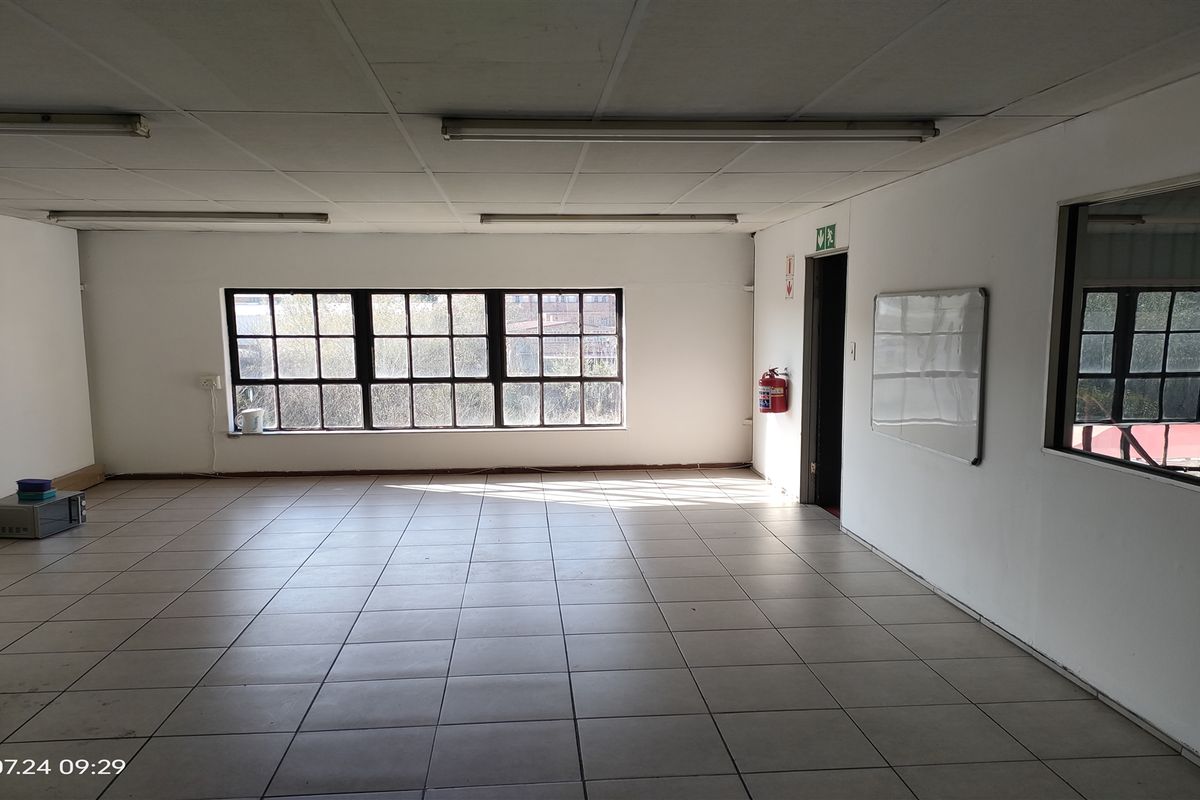 282m2  Warehouse  - TO LEASE - Photo 3