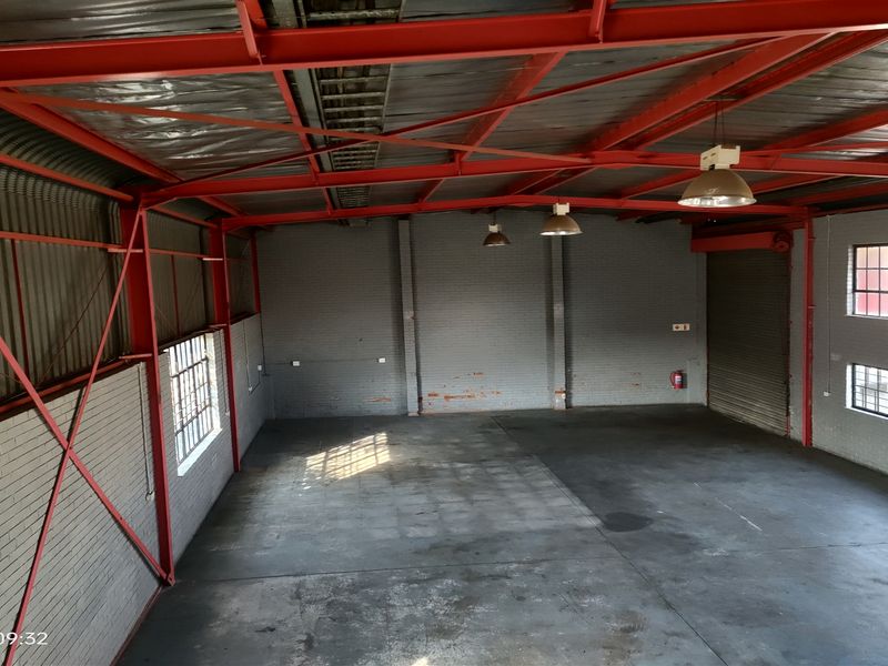 282m2  Warehouse  - TO LEASE - Photo 7