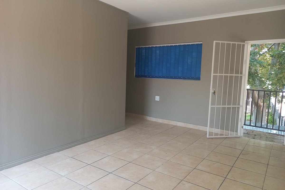 Modern First-Floor Office - Photo 4