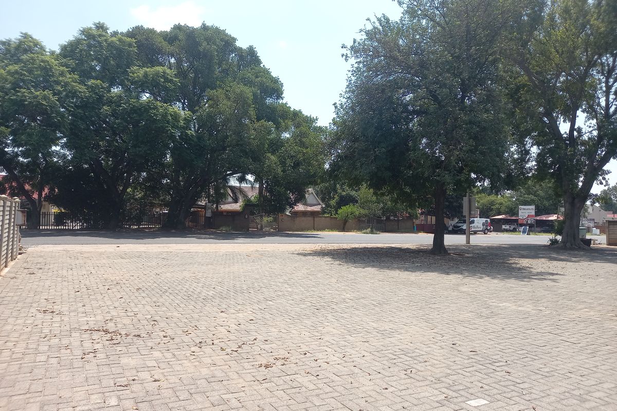 Modern First-Floor Office - Photo 5